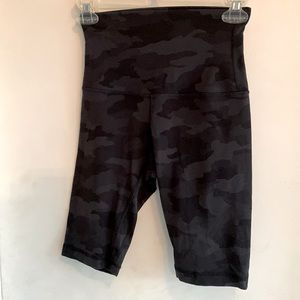 Lululemon Align SHR Short 10” Camo Size 4 EUC
